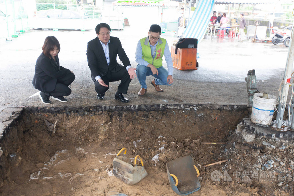 基隆市政府透過大基隆歷史場景計畫,邀團隊展開深入考古挖掘工作,市長林右昌(中)8日前往和平島考古現場探班,盼藉此讓大家對本土歷史更加瞭解。(基隆市政府提供)中央社記者王朝鈺傳真 108年5月8日
