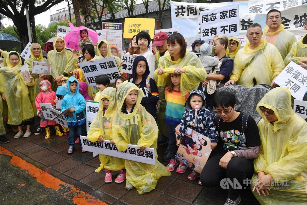 台灣同志家庭權益促進會成員8日上午在立法院外陳情,持布條呼口號,訴求同志家庭沒有不同,力挺行政院版同婚專法草案。中央社記者施宗暉攝 108年5月8日