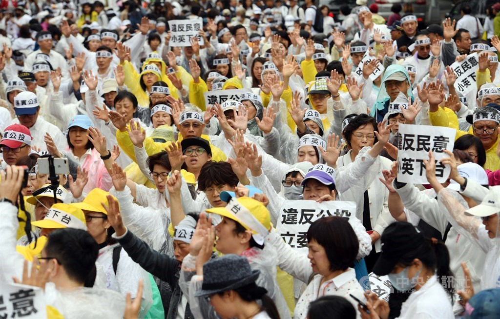 下一代幸福聯盟8日上午號召數百人在立法院外舉行「守護民主行動起跑」記者會,除禱告外也舉牌高喊「違反公投,立委下台」等口號,呼籲政府尊重民意落實公投結果。中央社記者施宗暉攝 108年5月8日