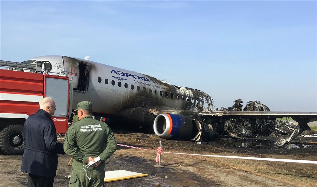 莫斯科最繁忙的謝瑞米提耶佛機場5日發生飛機迫降起火意外,造成機上78人中有41人喪命。圖為俄羅斯聯邦偵查委員會主席(左)視察事故航班。(圖取自facebook.com/sledcomru)