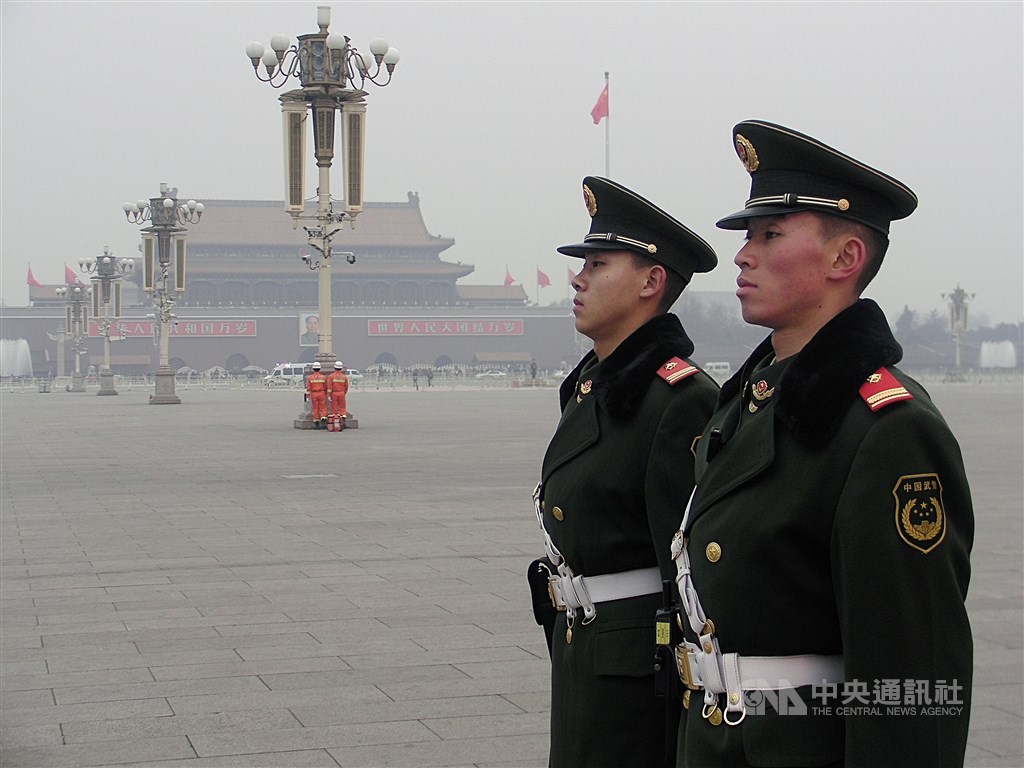 圖為站在天安門廣場警戒的2名武警。(中央社檔案照片)