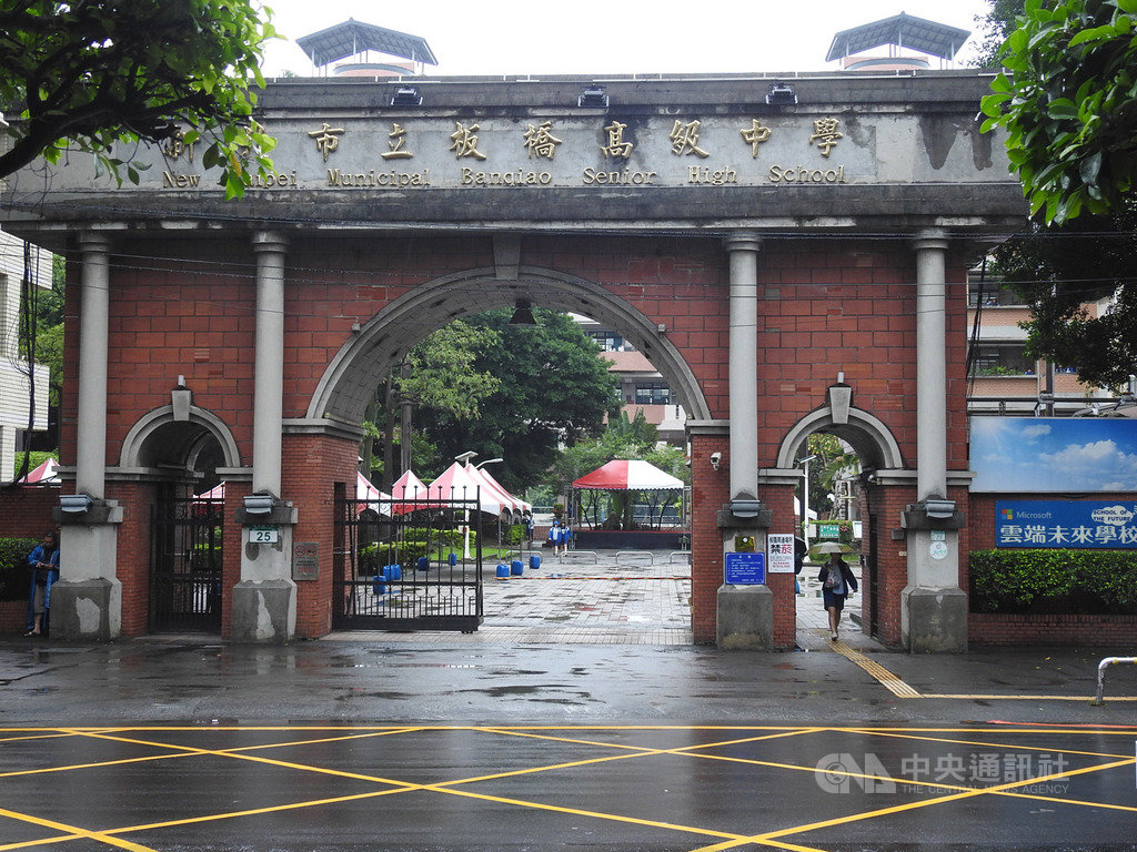 板橋高中學生會發起5月6日至11日校慶週「板中男裙-裙聚效應」活動,訴求打破性別框架及兩性平權。圖為校內學生穿著一如往常。中央社記者王鴻國攝 108年5月9日
