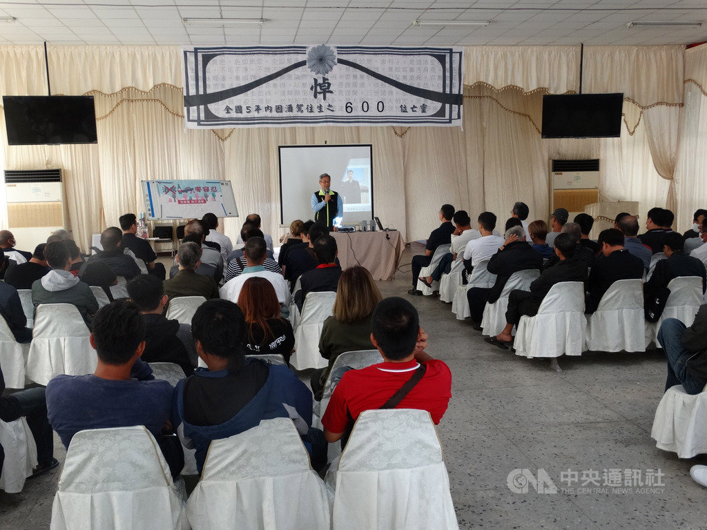 台南監理站9日首度將酒駕者的情境體驗課程移到台南市立殯儀館,還讓酒駕者參觀地下室存放死者遺體的冰庫,嚇得酒駕者說不敢再酒駕開車。(台南監理站提供)中央社記者張榮祥台南傳真 108年5月9日