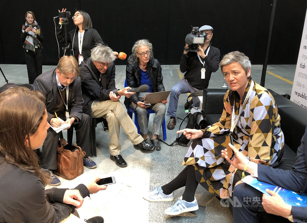 歐盟主管競爭的執行委員維斯塔哲(右)8日現身柏林re:publica數位會議。中央社記者林育立柏林攝 108年5月9日