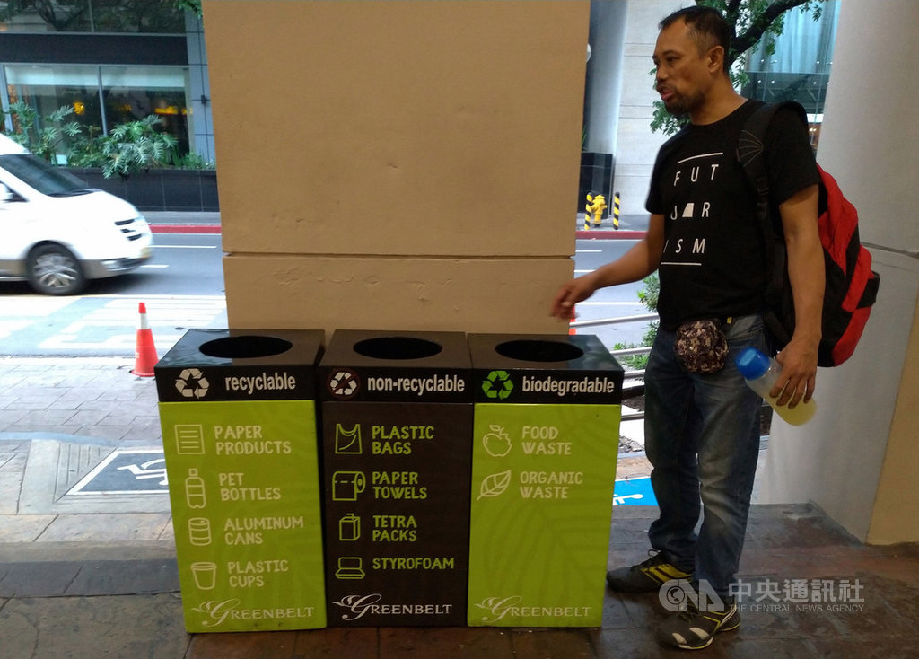 菲律賓報紙呼籲民眾學習垃圾回收,以垃圾回收率在全球名列前茅的台灣為例,介紹慈濟基金會把回收的塑膠瓶製成毛毯。圖為馬尼拉都會區商場旁的資源回收桶。中央社記者陳妍君馬尼拉攝 108年5月9日
