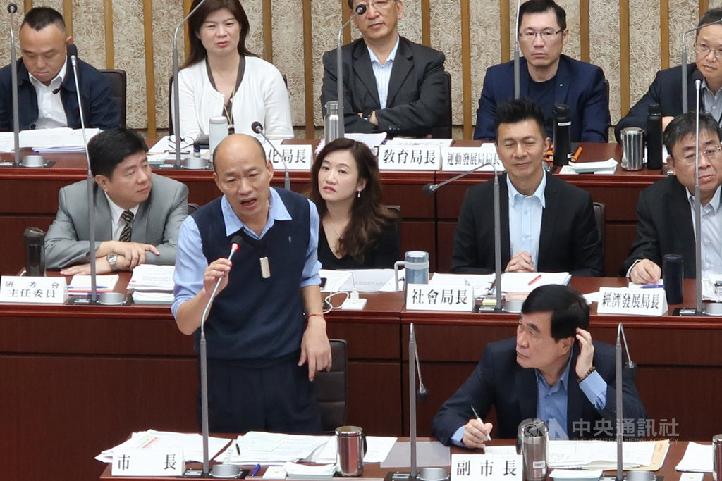 高雄市議會近日進行總質詢,高雄市長韓國瑜(前左)9日上午列席備詢。中央社記者王淑芬攝 108年5月9日