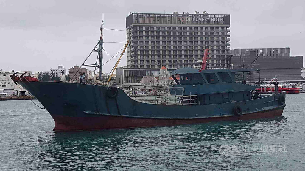 大陸粵南澳21023號漁船,因越界遭澎湖海巡隊查扣留置43天,繳清新台幣90萬罰款後,澎湖海巡隊9日在雨中將人船予以驅離出境。(澎湖海巡隊提供)中央社 108年5月9日