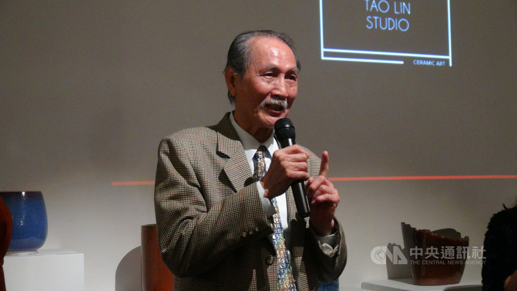 陶藝家薛瑞芳8日晚間在展覽開幕式上,替來賓上了一堂陶藝釉色入門課。中央社記者戴雅真倫敦攝 108年6月9日