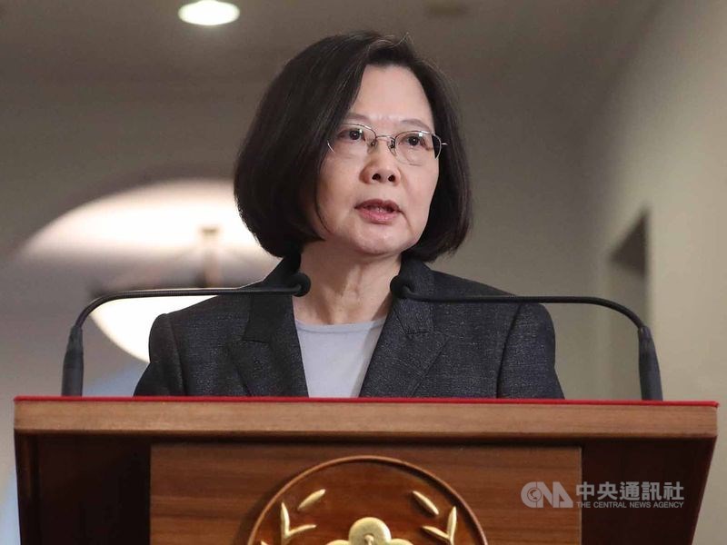 台商回台投資至今累計投資額近新台幣2800億元,總統蔡英文(圖)與經濟部長沈榮津特地拍影片報喜。(中央社檔案照片)
