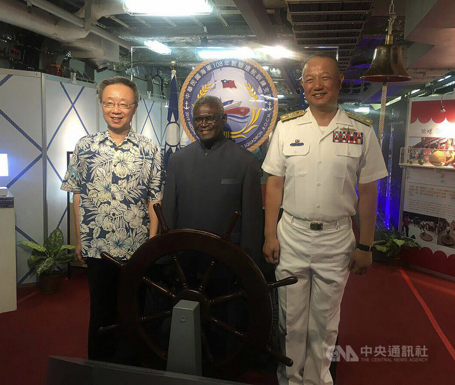 海軍敦睦艦隊訪問索羅門群島,索國總理蘇嘉瓦瑞(中)登上磐石艦,由駐索羅門大使羅添宏(左)、敦睦艦隊支隊長王國強陪同參訪。(外交部提供)中央社記者侯姿瑩傳真 108年5月9日