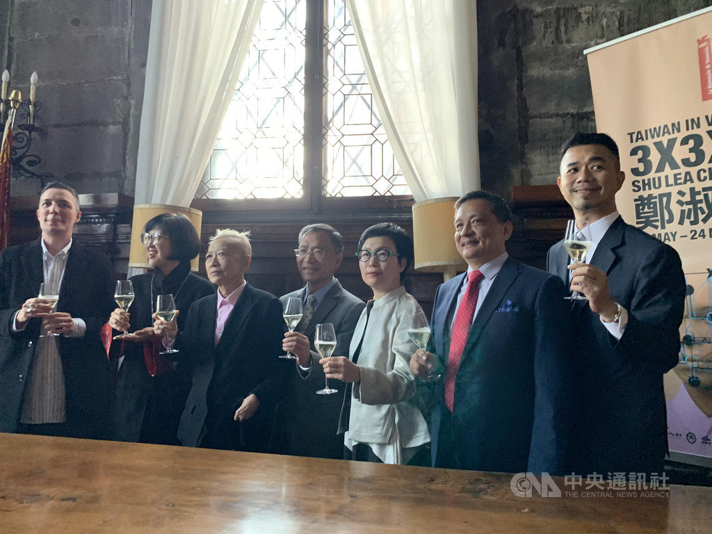 藝術家鄭淑麗(左3)代表台灣參加威斯雙年展,台北市副市長蔡炳坤(左4)、台北市立美術館長林平(左2)、文化部次長丁曉菁(右3)、駐義代表李新穎(右2)等出席。中央社記者黃雅詩威尼斯攝 108年5月10日