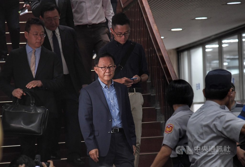 去年參選台北市長選舉的前立法委員丁守中以3567票敗給尋求連任的現任台北市長柯文哲後,提起選舉無效訴訟,台北地方法院10日下午宣判「原告之訴駁回」。圖為丁守中(前中)在判決後離開。中央社記者王飛華攝 108年5月10日