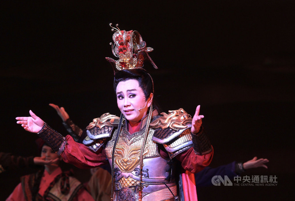 明華園戲劇總團推出90週年代表作「龍城爭霸」,由明華園小生孫翠鳳飾演龍城城主,10日在台灣戲曲中心進行彩排。中央社記者徐肇昌攝 108年5月10日