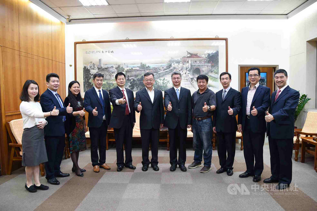 中國大陸廣東省廣州市台辦主任曾衛東(右5)10日率團拜會澎湖縣長賴峰偉(中)時,賴峰偉期盼未來雙方能加強兩地合作與交流。中央社 108年5月10日