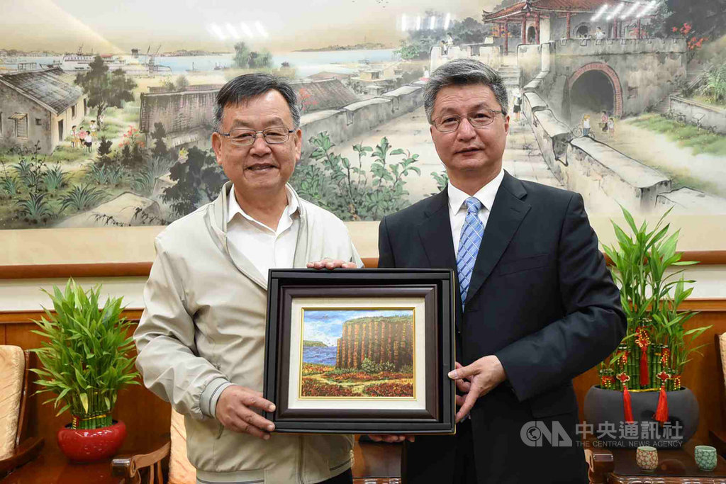 中國大陸廣東省廣州市台辦主任曾衛東(右)10日拜會澎湖縣長賴峰偉(左),並邀請澎湖縣參與今年8月將舉行的台灣商品博覽會。中央社 108年5月10日
