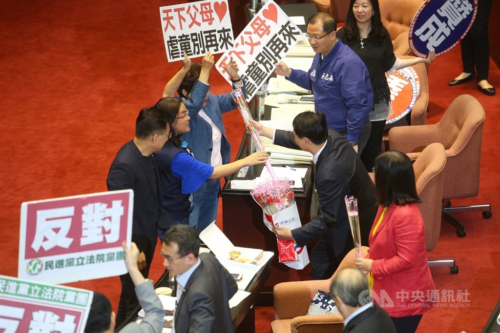 立法院院會10日審查刑法部分條文修正案,關於加重虐童刑責部分,適逢母親節將至,議事人員發送康乃馨給女性委員。中央社記者謝佳璋攝 108年5月10日