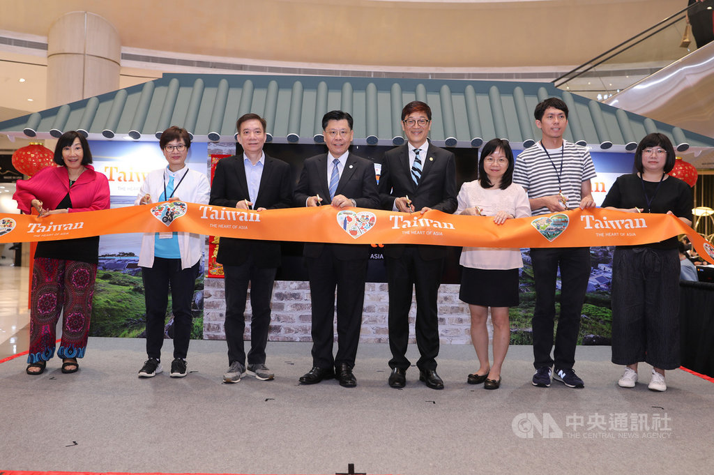新加坡台灣旅遊展開幕,駐星辦主任林信任(右4)、駐新加坡代表梁國新(右5)、新加坡台貿中心主任張碧容(右3)等人共同剪綵。中央社記者黃自強新加坡攝 108年5月10日