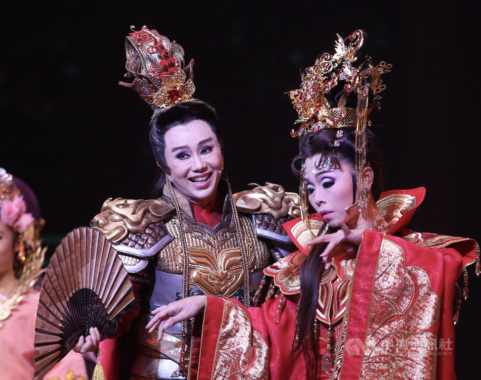 明華園戲劇總團推出90週年代表作「龍城爭霸」,由明華園小生孫翠鳳(左)飾演龍城城主領軍,10日在台灣戲曲中心進行彩排,演出精彩片段。中央社記者徐肇昌攝 108年5月10日