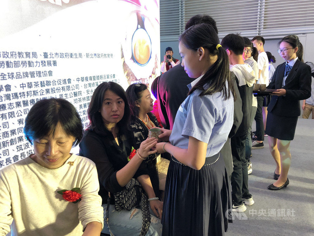 元培醫事科技大學11日在桃園機場捷運A1台北車站廣場舉辦「511有意義」健康樂活節,現場進行小小泡茶師孝親奉茶等活動,一同慶祝母親節。(元培醫科大提供)中央社記者魯鋼駿傳真 108年5月11日