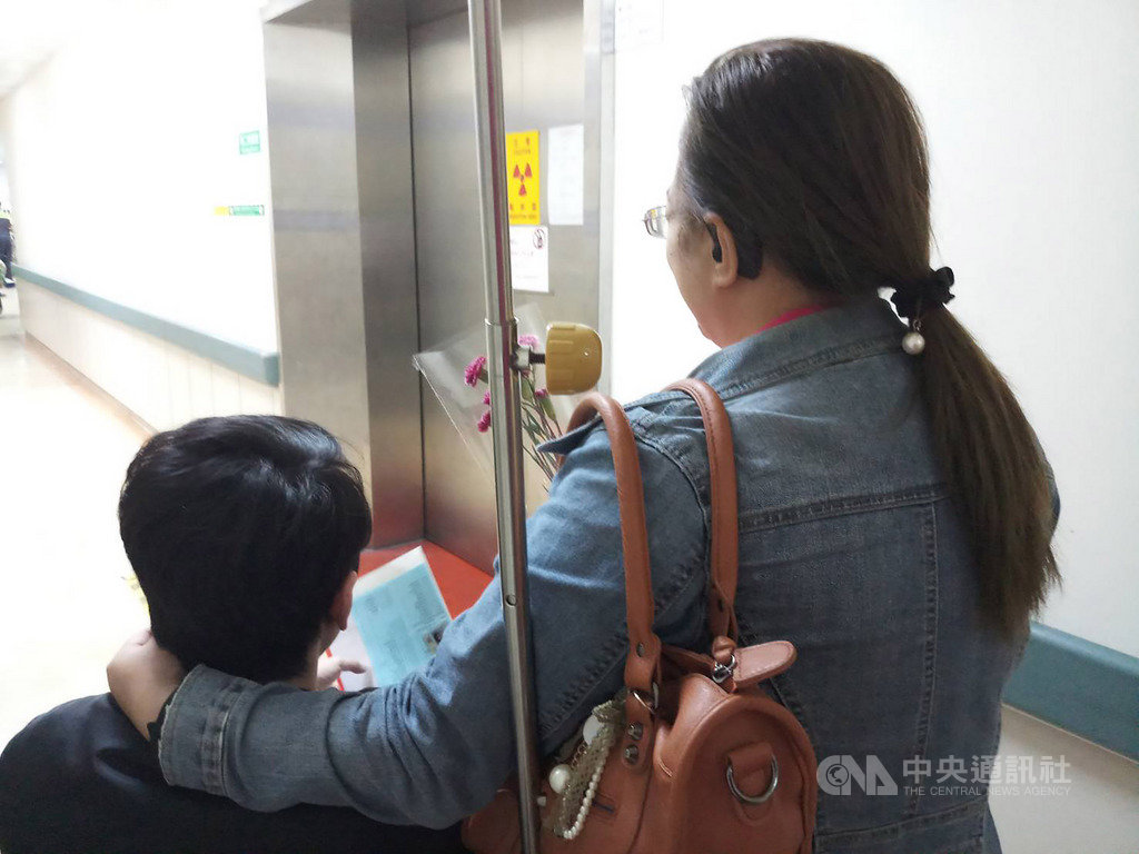 新竹市一名23歲男子(左)喪母後發現自己是養子,日前請求新竹市北區戶政事務所協助,盼能找到親生媽媽(右),經戶政人員努力下,終於在母親節前夕讓分開20多年的母子順利重逢。(新竹市政府提供)中央社記者魯鋼駿傳真 108年5月11日