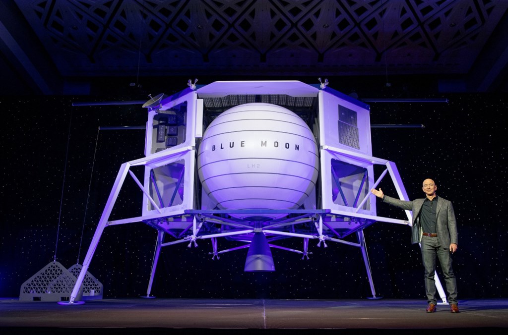 藍源公司創辦人貝佐斯公開登月太空船模型,稱將協助NASA達成2024年前登陸月球的計劃。(圖取自twitter.com/blueorigin)