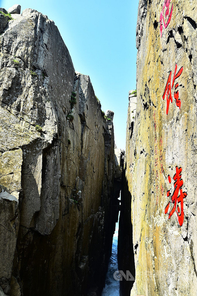 東引「一線天」坑道是重要海防據點,長久以來,遊客僅能在坑道入口處「天縫聆濤」,11日起正式對外開放參觀。(東引鄉公所提供)中央社 108年5月11日