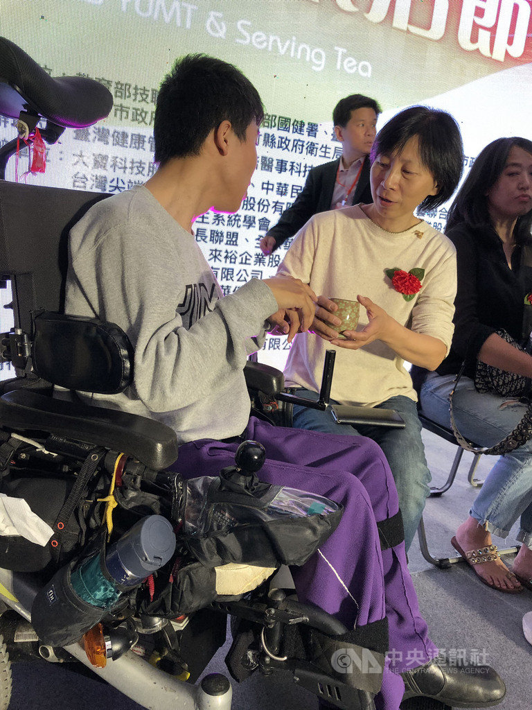 元培醫事科技大學11日在桃園機場捷運A1台北車站廣場舉辦「511有意義」健康樂活節,現場進行小小泡茶師孝親奉茶等活動,場面溫馨。(元培醫科大提供)中央社記者魯鋼駿傳真 108年5月11日