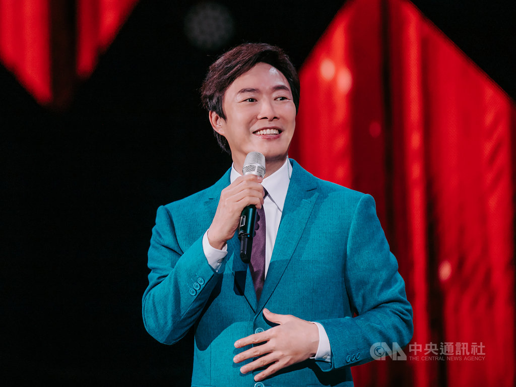 美聲歌手「小哥」費玉清11日起一連兩天在高雄巨蛋舉辦「費玉清2019告別演唱會」,適逢母親節前夕,他也向粉絲喊話對父母的孝順跟愛都要及時。(寬宏藝術提供)中央社記者江佩凌傳真 108年5月12日