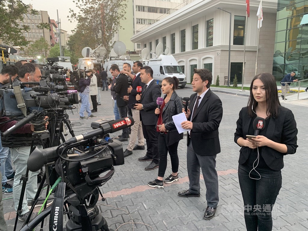 土耳其最高選舉委員會(YSK)6日裁定第一大城伊斯坦堡巿長重新選舉。消息經披露後,YSK廣場上的電視新聞台紛紛現場連線,報導這項爆炸性決定。中央社記者何宏儒安卡拉攝 108年5月12日