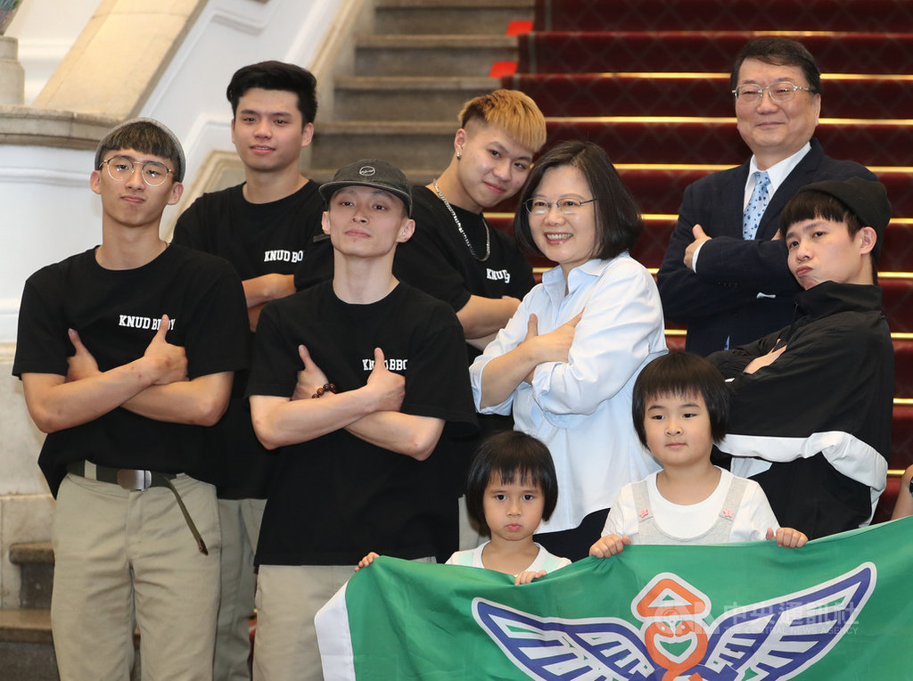 總統蔡英文(2排右2)12日在總統府接見第14屆COLLEGE HIGH全國制霸活動冠軍隊伍,蔡總統配合各隊伍擺出拍照姿勢合影。中央社記者張皓安攝 108年5月12日