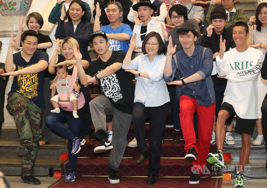 總統蔡英文(前排右3)12日在總統府接見第14屆COLLEGE HIGH全國制霸活動冠軍隊伍,蔡總統與各項目冠軍合影,手腳並用擺出姿勢拍照。中央社記者張皓安攝 108年5月12日