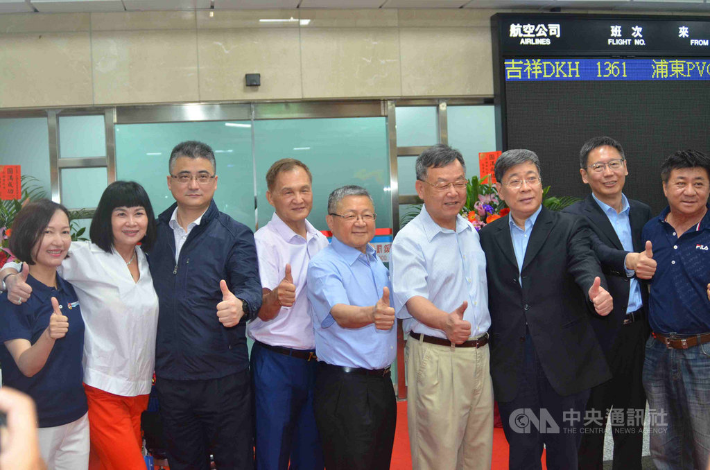 上海吉祥航空12日包機首航澎湖,澎湖縣長賴峰偉(右4)率領縣府官員在澎湖機場歡迎上海市台辦主任李文輝(右3)等人。中央社 108年5月12日
