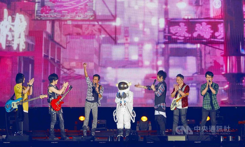 樂團五月天11日晚間在香港迪士尼樂園開唱,嘉賓邀來曾在歌曲「頑固」MV客串演出的香港影帝梁家輝(左3),讓上萬名歌迷又驚又喜。(相信音樂提供)中央社記者江佩凌傳真 108年5月12日