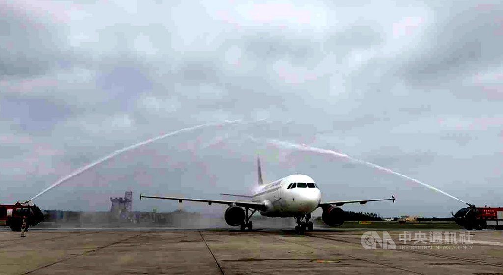 馬公航空站表示,馬公機場去年改名為澎湖機場,上海吉祥航空是改制後首架降落澎湖機場的陸籍航空,12日澎湖機場也舉辦盛大的噴水迎機活動。(馬公航空站提供)中央社 108年5月12日