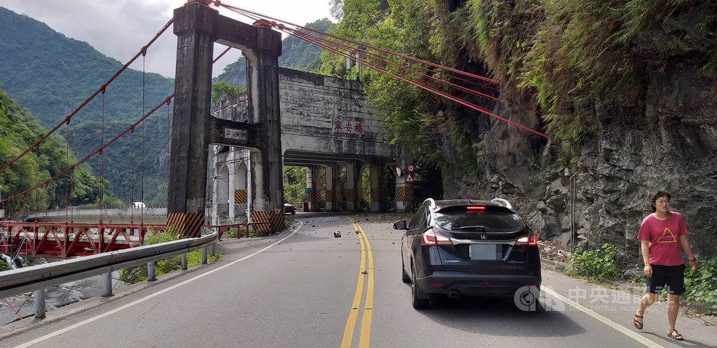 中橫公路台8線182.6公里寧安橋附近,12日下午發生落石擊中自小客車事件,所幸並未造成人員傷亡。(太魯閣工務段提供)中央社記者李先鳳傳真 108年5月12日