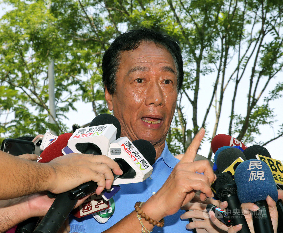 鴻海董事長郭台銘日前說「一中各表」是兩個中國引發討論;郭台銘12日受訪強調,他所堅持的是,正視中華民國存在的事實,中華民國國旗必須存在。中央社記者郭日曉攝 108年5月12日
