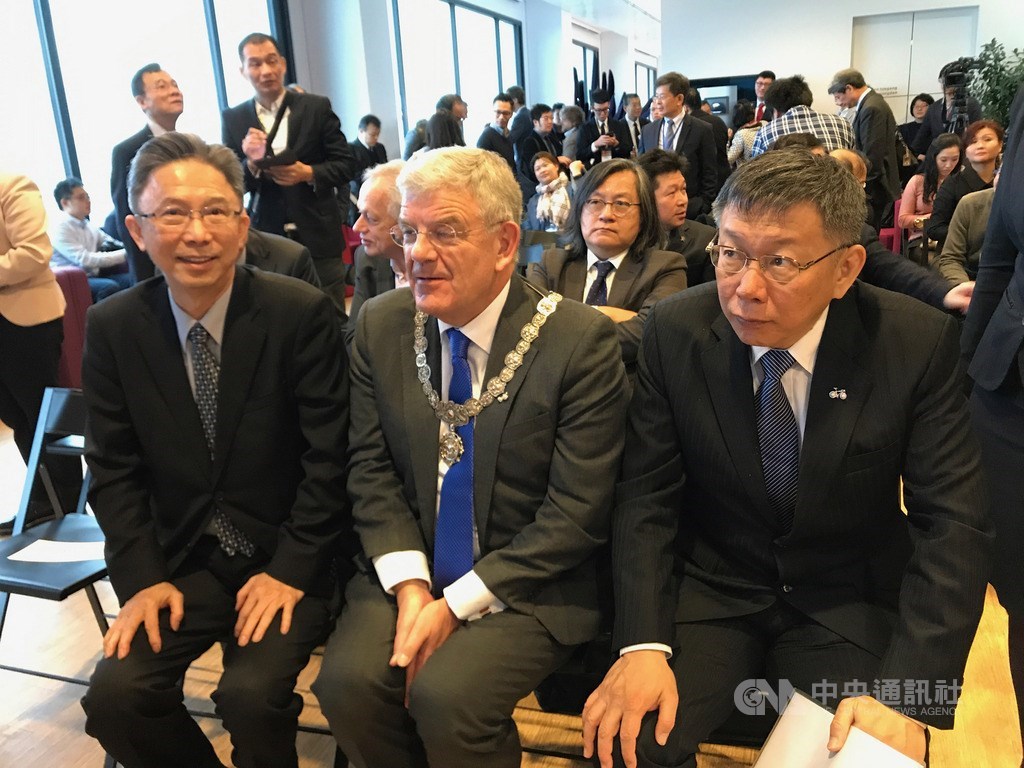 台北市長柯文哲(前右)2018年1月曾出訪歐洲,首站訪問荷蘭時由時任駐荷蘭代表周台竹(前左)陪同,柯文哲當時受到烏特勒支市長范贊能(前中)最高規格接待。(資料照片)中央社記者唐佩君布魯塞爾攝 108年5月13日