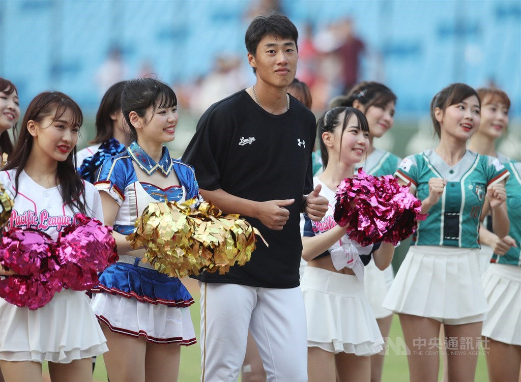 中職Lamigo桃猿隊投手翁瑋均(黑衣者)12日8局優質先發,率隊以9比4擊敗中信兄弟隊,賽後也獲選單場MVP,與啦啦隊成員們一起跳舞。中央社記者張新偉攝 108年5月12日