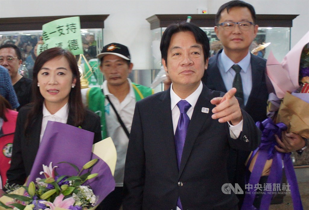前行政院長賴清德(前右)12日晚間搭機返台,他在高雄機場受訪時,對於鴻海董事長郭台銘指他是麻煩製造者一事表示,麻煩是郭台銘自己製造的。中央社記者程啟峰高雄攝 108年5月12日