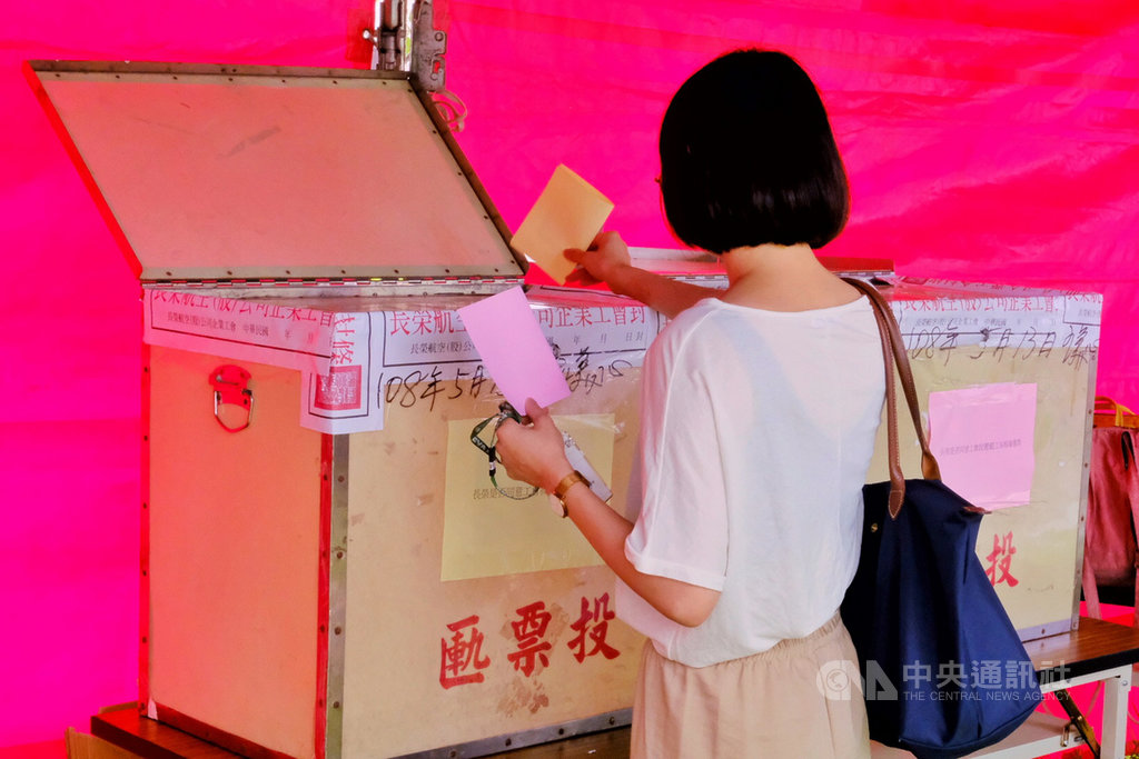 桃園市空服員職業工會13日上午對長榮航空啟動罷工投票,許多會員著便服前往投票。中央社記者吳睿騏桃園攝 108年5月13日