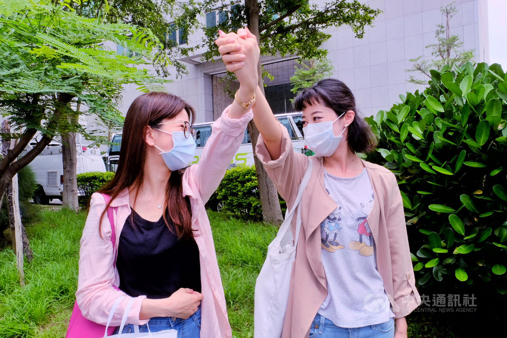 桃園市空服員職業工會13日對長榮航空啟動罷工投票,多位工會會員一早就前來投票,希望所有會員團結站出來,表達自己意見。中央社記者吳睿騏桃園攝 108年5月13日