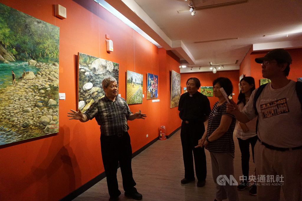 新北市藝術家胡復金在金門縣文化局舉辦「金門相見」油畫特展,展出52幅作品,13日向民眾導覽解說畫作內容。中央社記者黃慧敏攝 108年5月13日