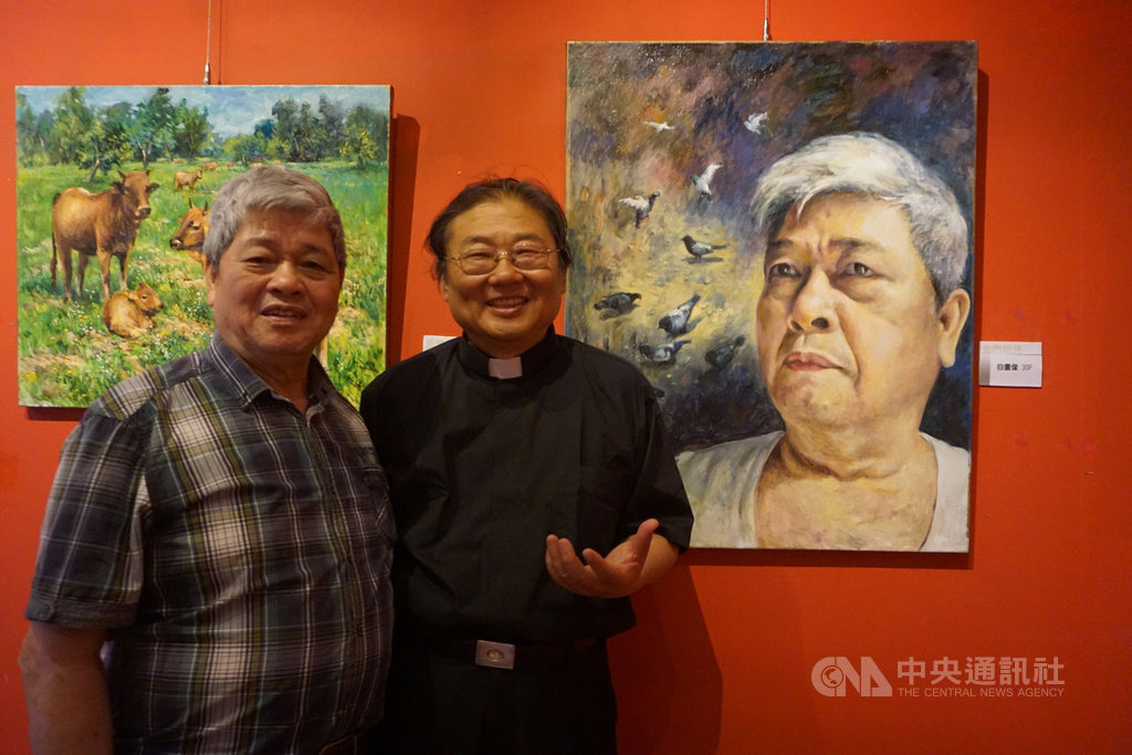 新北市藝術家胡復金(左)在金門縣文化局舉辦「金門相見」油畫特展,特展中的「自畫像」畫內有一群鴿子,他說,除傳遞和平意象,也是期許自己像鴿子一樣展翅高飛。中央社記者黃慧敏攝 108年5月13日