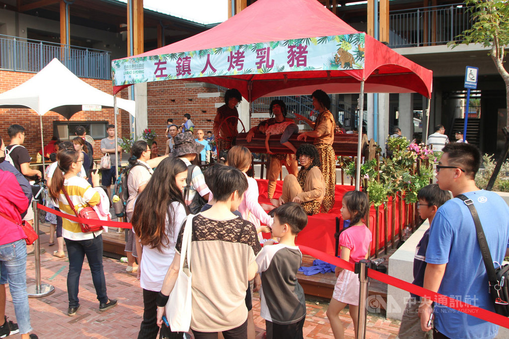 台南左鎮化石園區12日開幕參觀人潮爆滿,市府文化局13日宣布,未來將視入園人數不定時進行進場管制,盼提高參觀品質。圖為12日開幕時現場活動。中央社記者楊思瑞攝 108年5月13日