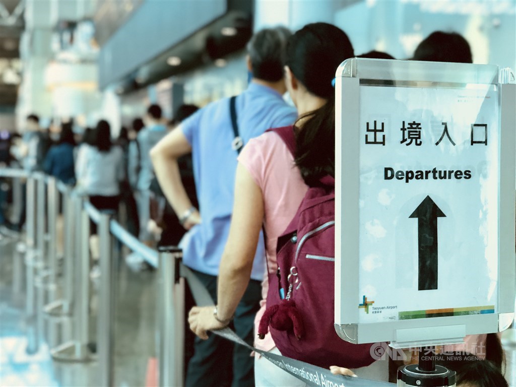 高雄市警察局刑警大隊張姓警務員於近2年期間,未依規定事先申請許可出國次數達33次。清查後,報請記2大過免職。(示意圖/中央社檔案照片)