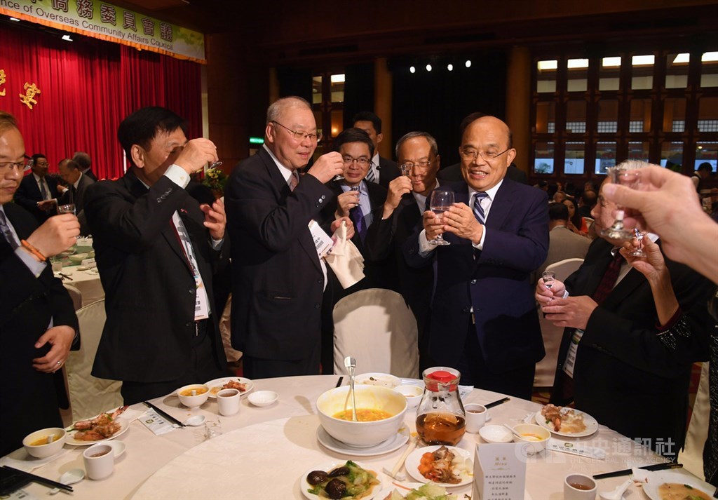 行政院長蘇貞昌(右2)14日在台北圓山大飯店宴請回國參加會議的僑務委員,逐桌舉杯向與會委員致意。中央社記者王飛華攝 108年5月14日