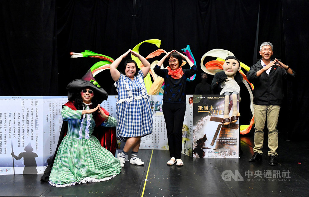 紙風車劇團14日舉行「紙風車幻想曲」演出記者會,宣告將從5月底起在台北、台中及高雄巡演,演員鍾欣凌(左2)與律師陳玲玉(左3)也到現場分享看戲的美好經驗。(紙風車劇團提供)中央社記者趙靜瑜傳真 108年5月14日