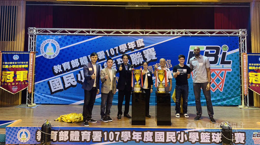 107學年度國民小學籃球聯賽20日起點燃戰火,教育部體育署14日在台北舉辦賽事記者會,邀請民眾一同為選手們加油打氣。中央社記者龍柏安攝 108年5月14日