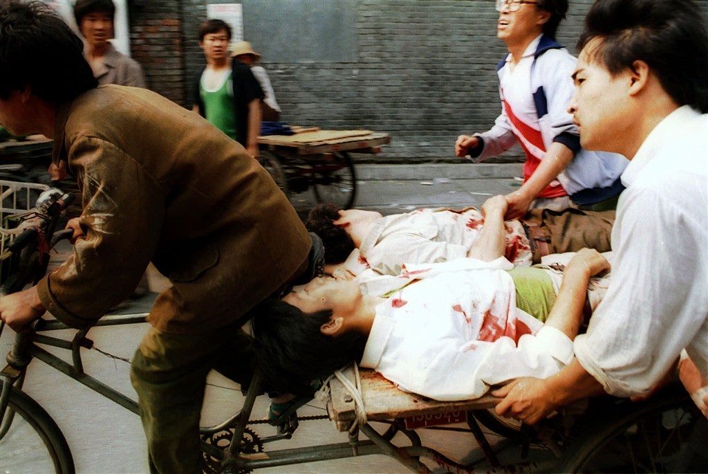 解放軍對天安門廣場採取清場行動,造成大批北京市民傷亡。(檔案照片/美聯社)