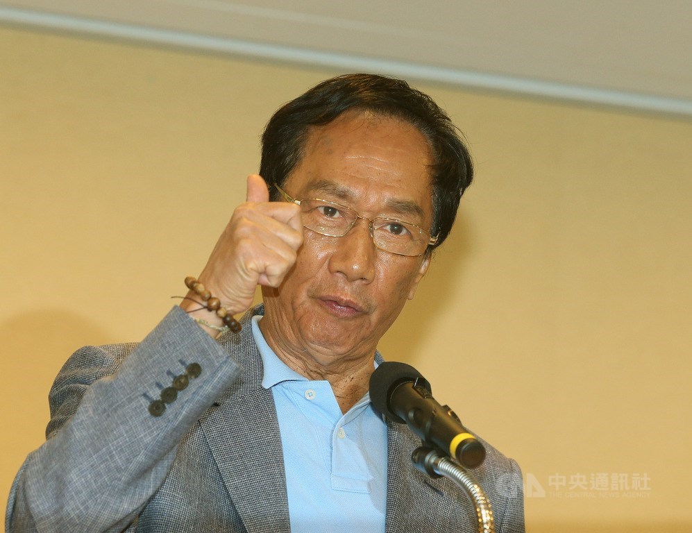 鴻海集團董事長郭台銘14日晚間在臉書貼文表示,當總統,重點是要會做事而不是在哪裡辦公,因為「心在哪裡比身處何地更加重要」。(中央社檔案照片)